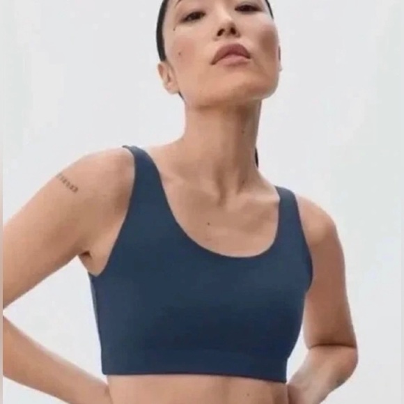 Everlane Perform Bra in Dark Blue NWT SOLD OUT Online - Picture 1 of 7
